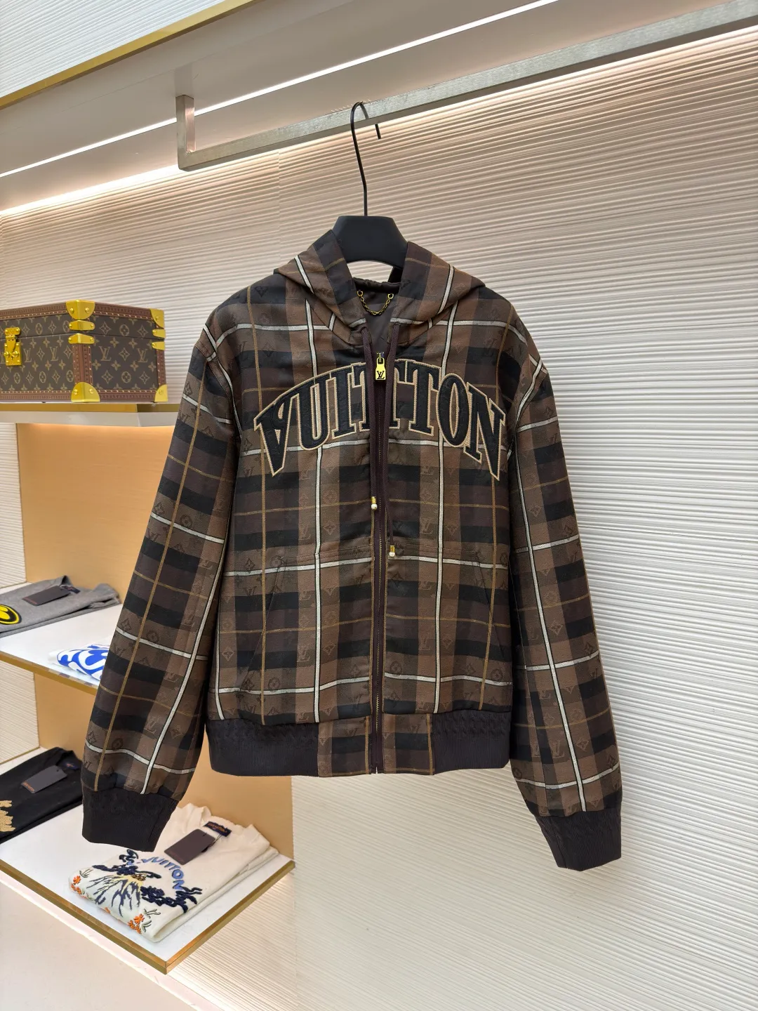 LOUIS VUITTON plaid hooded logo loose jacket ●Original version: Purchased and developed for 27300 ●Item number: 1682148-B70 ●Material: cotton mercerized fabric ●Technology: jacquard production ●Color: brown ●Version: fitted version ●Weight: about 890 grams ●Size: 48-50-52-54 ●Description: This zipper hoodie is made of sheep wool blended to lay out the seasonal Monogram Checked jacquard makes it a great choice for layering across seasons. A Vuitton felt patch sits at the chest, and the dressy hood has beaded drawstring tips. Available in matching trousers. Regular fit 83% sheep wool, 17% polyester Lining: 100% viscose Logo jacquard Felt logo patch on front, ribbed cuffs and hem Logo-lined zip closure Kangaroo pocket, drawstring hood with beaded drawstring ends. The overall wiring is straight and delicate, the fabric is comfortable and soft, and the color is consistent without color difference. It can be matched with the same style to create a fashionable look and control various occasions. Customized accessories, complete with three standards, same style for men and women!